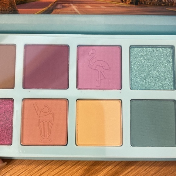 ESSENCE  Welcome to Miami Eyeshadow Palette NWT - Picture 3 of 5
